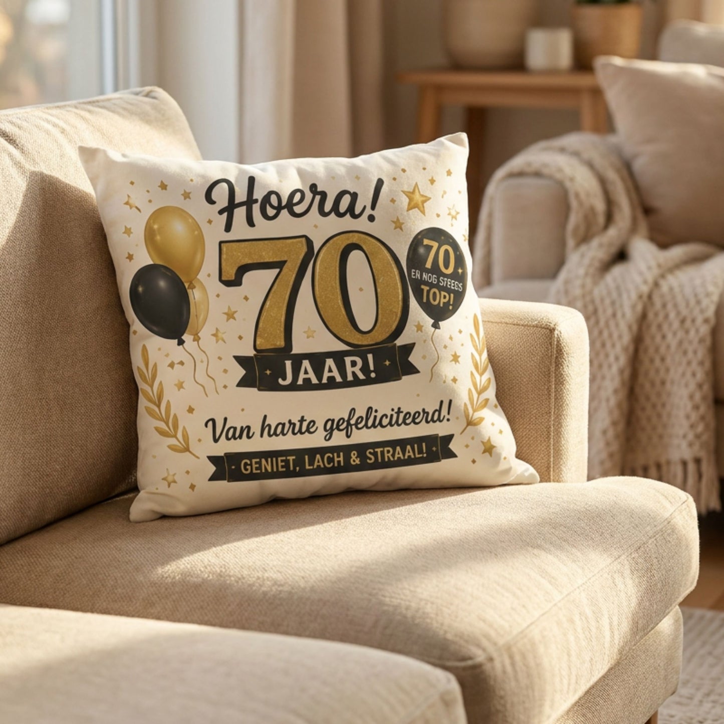 Kussen met tekst Hoera! 70 jaar op een bank van PillowBuddies