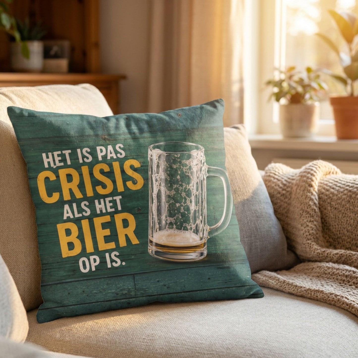 Crisis als Bier op is: Kussen met tekst Het is Pas Crisis als het Bier op is op een bank van PillowBuddies