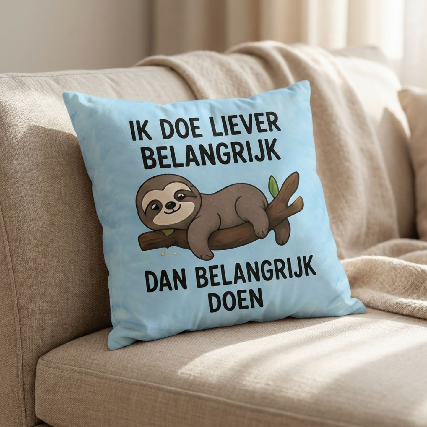 Kussen met tekst Ik doe liever Belangrijk, dan belangrijk doen op een bank van PillowBuddies