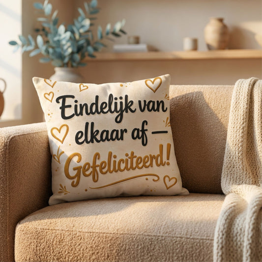Kussen met tekst Eindelijk van Elkaar Af Gefeliciteerd op een bank van PillowBuddies
