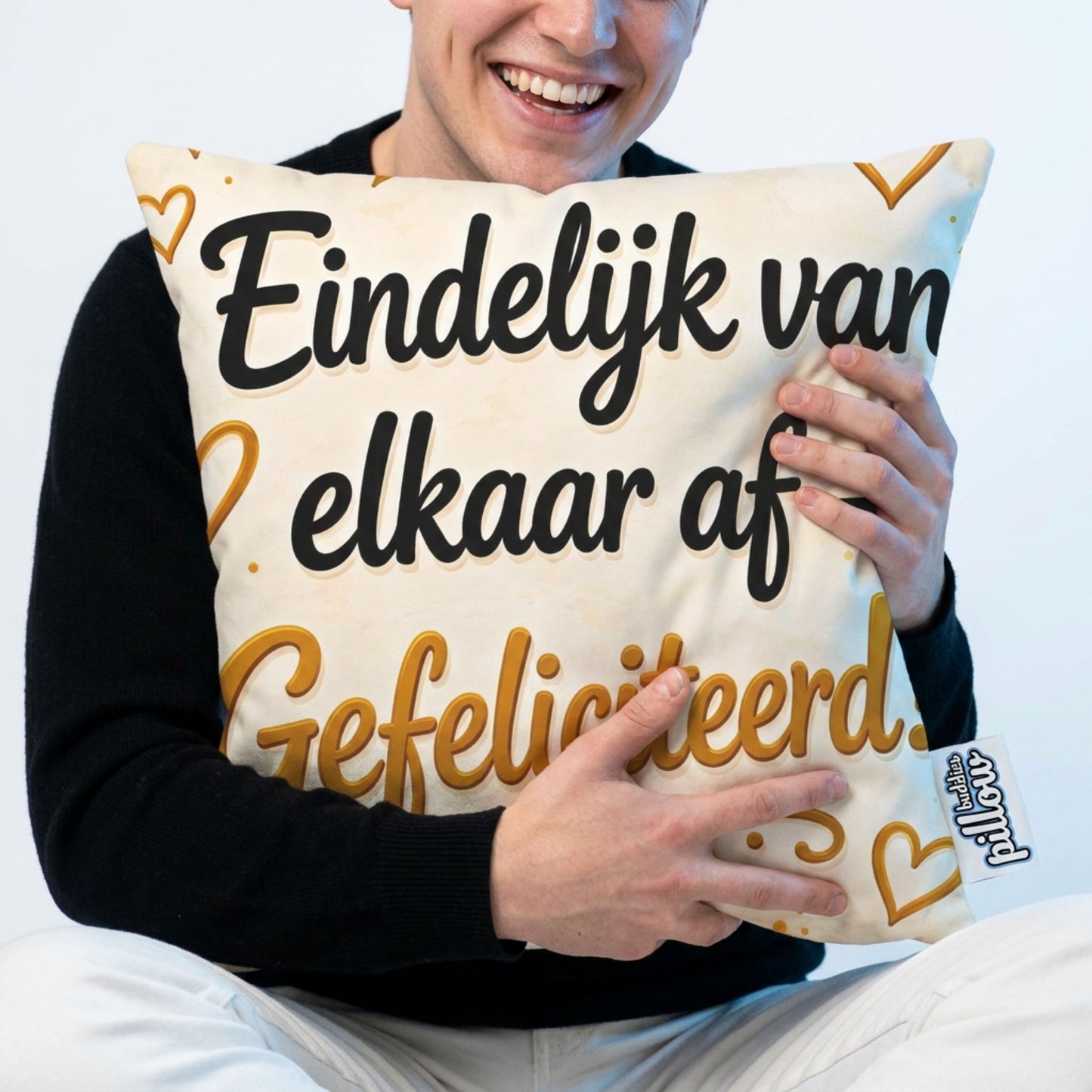 Kussen met tekst Eindelijk van elkaar af in iemands armen van PillowBuddies