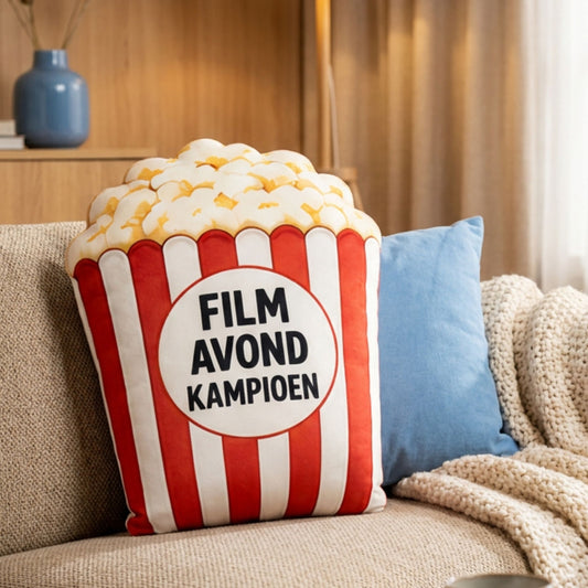Kussen met tekst Filmavond Kampioen op een bank van PillowBuddies