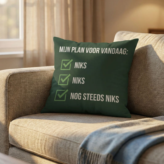Kussen met tekst Mijn plan voor vandaag: Niks op een bank van PillowBuddies