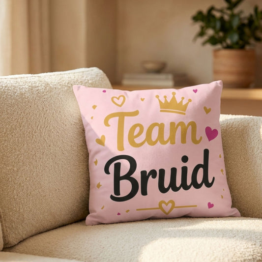 Kussen met tekst Team Bruid op een bank van PillowBuddies