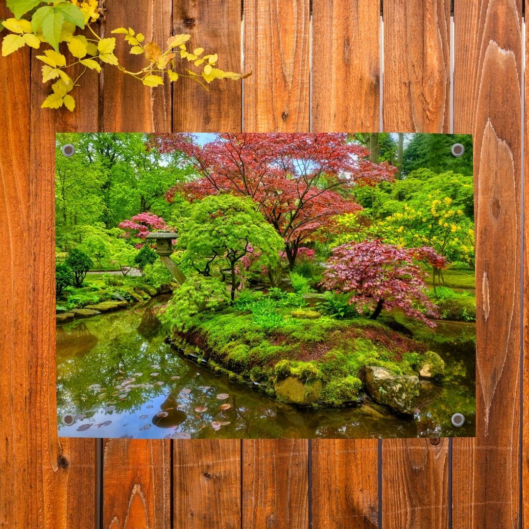 "Pillow Buddies buitenposter – idyllische tuin met oude bomen en een vijver