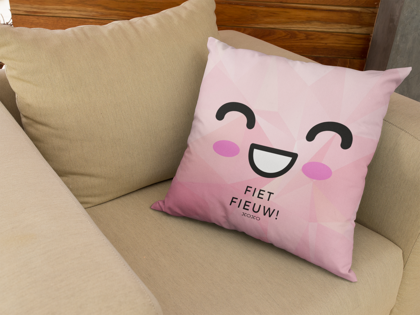 Valentijn Fiet Fieuw! kussen op de stoel