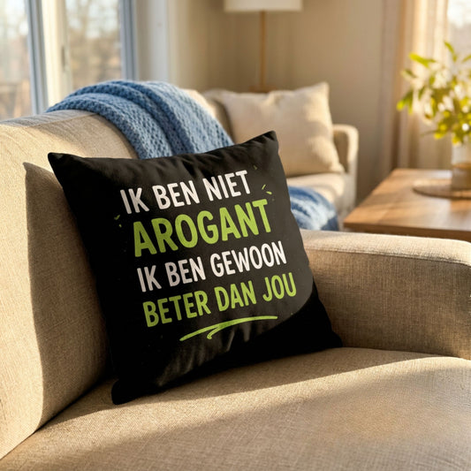 Kussen met tekst Ik Ben Niet Arogant op een bank van PillowBuddies