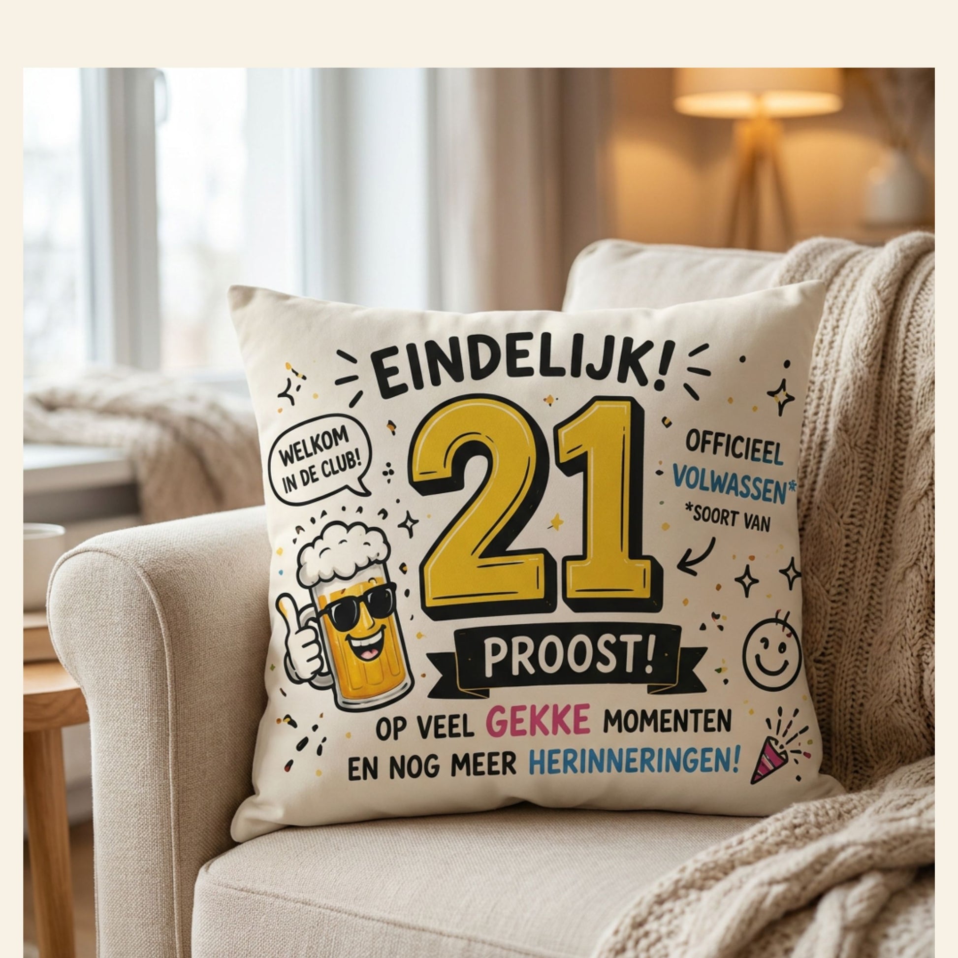 Kussen met tekst Eindelijk 21 op een bank van PillowBuddies