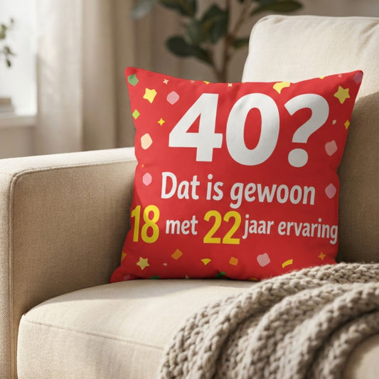 Kussen met tekst 40? dat is gewoon 18 met 22 jaar ervaring op een bank van PillowBuddies