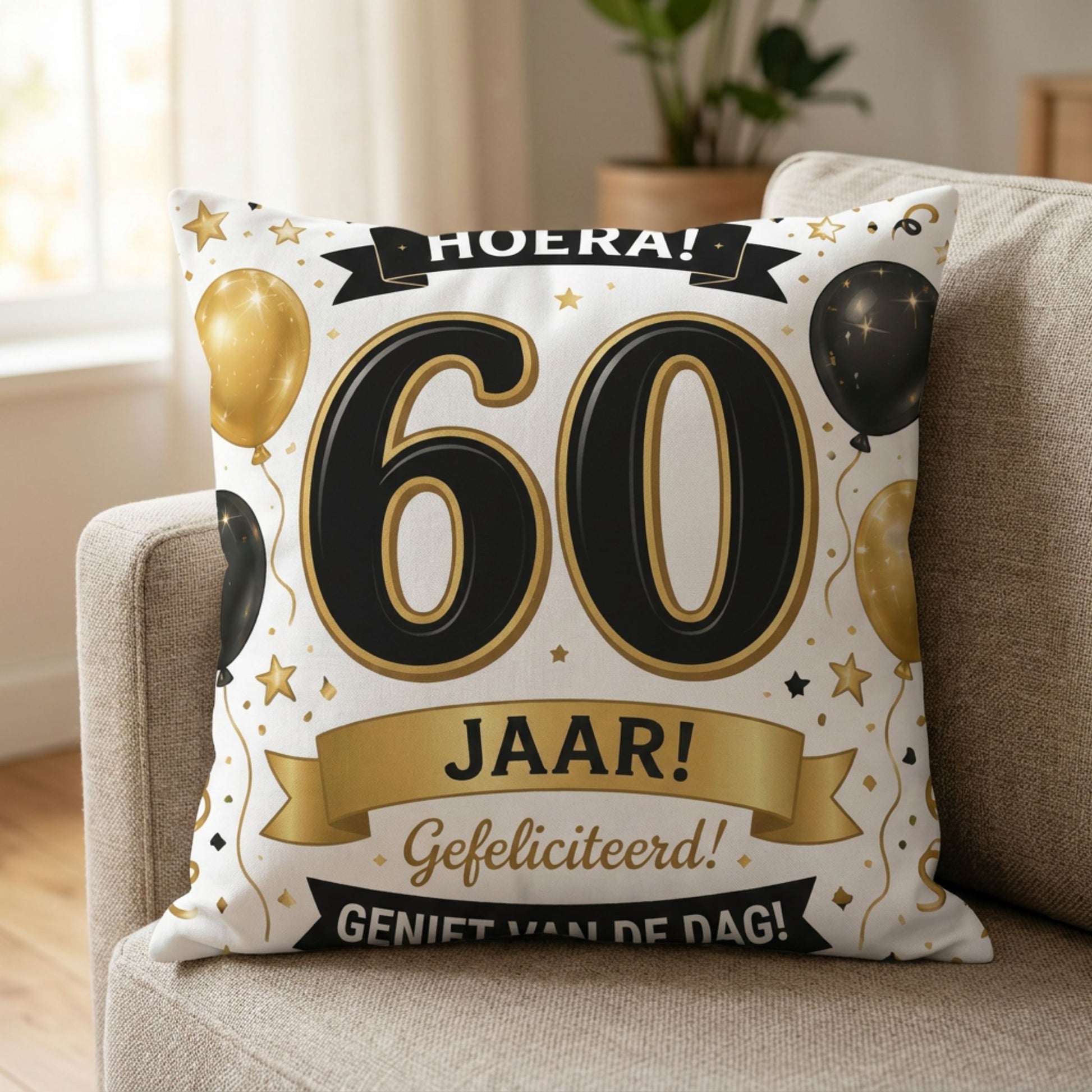 Kussen met tekst 60 jaar Gefeliciteerd Geniet van de Dag op een bank van PillowBuddies