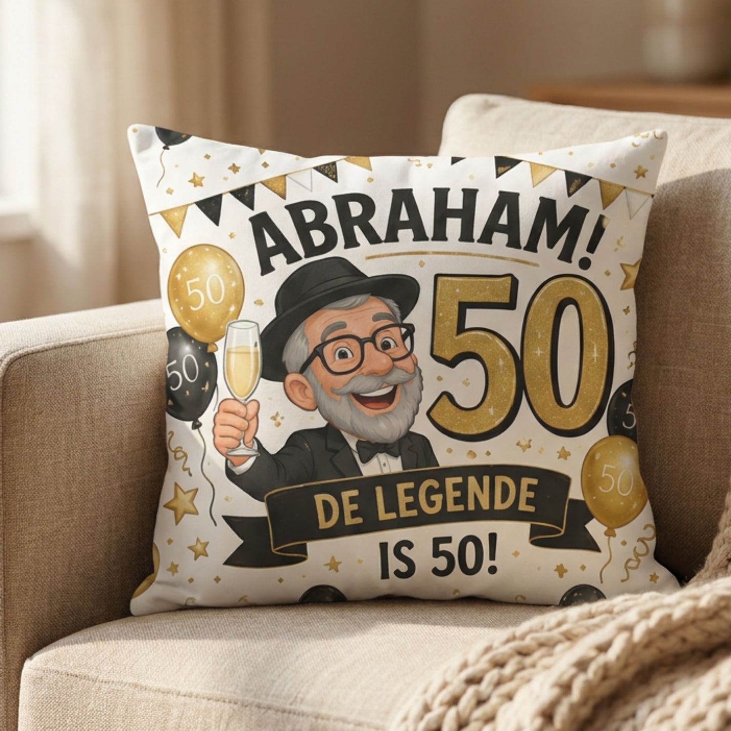 Kussen met tekst Abraham 50 op een bank van PillowBuddies