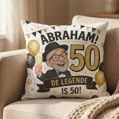 Kussen met tekst Abraham 50 op een bank van PillowBuddies