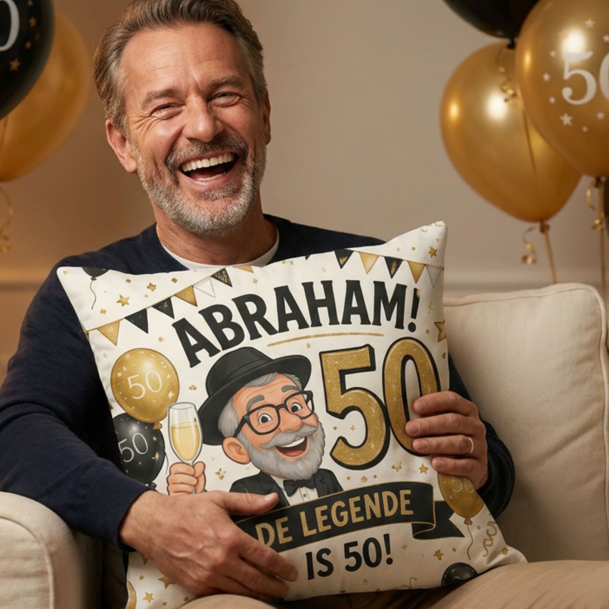 Kussen met tekst Abraham 50 vastgehouden door de jarige van PillowBuddies