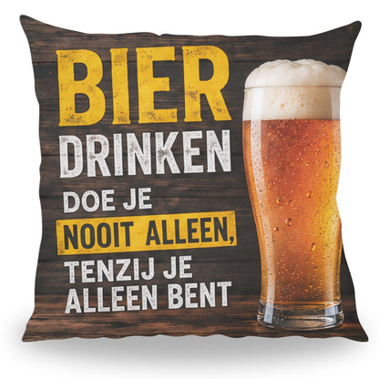 Grappig kussen met tekst Bier Drinken doe je Nooit Alleen van PillowBuddies