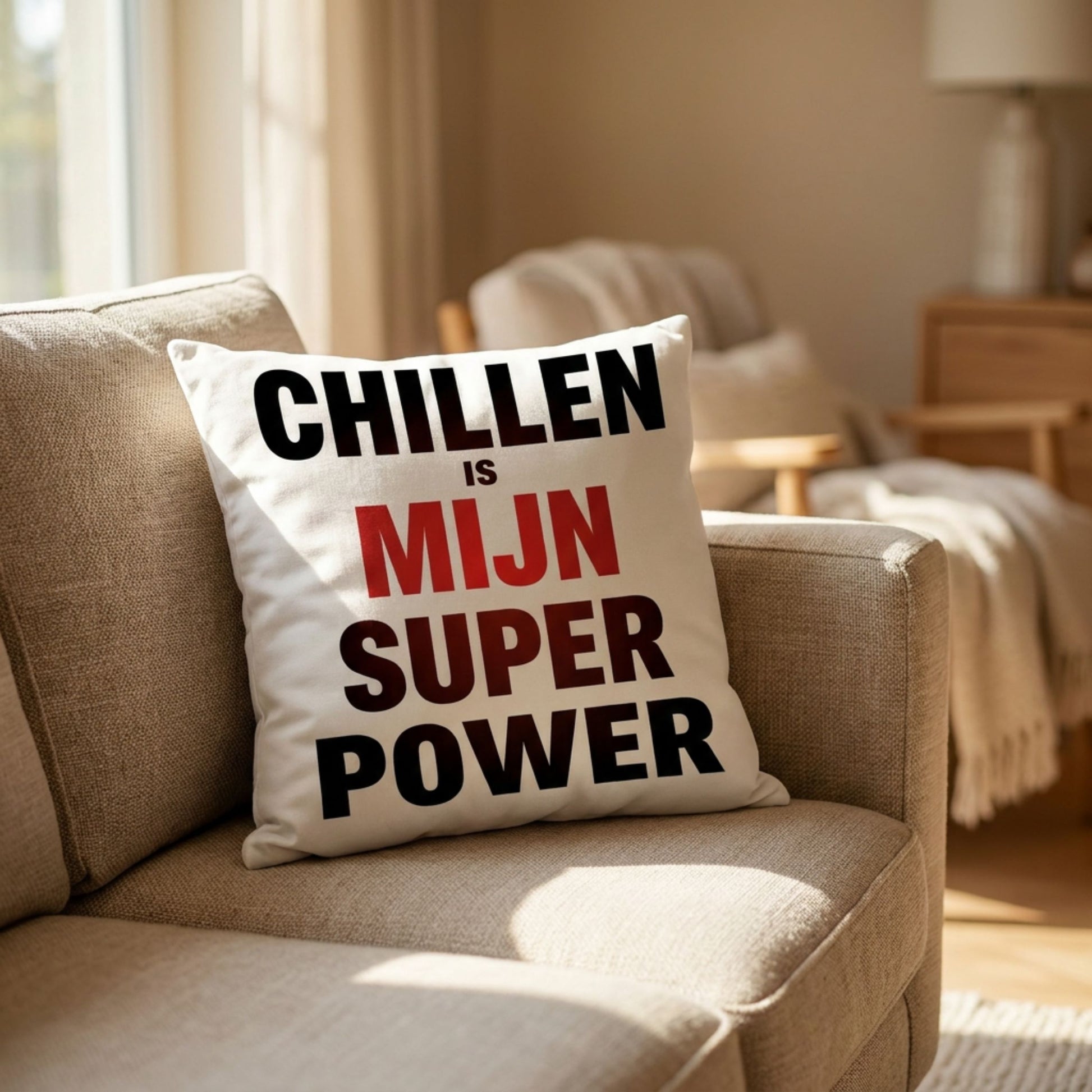 Kussen met tekst Chillen is Mijn Superpower op een bank van PillowBuddies