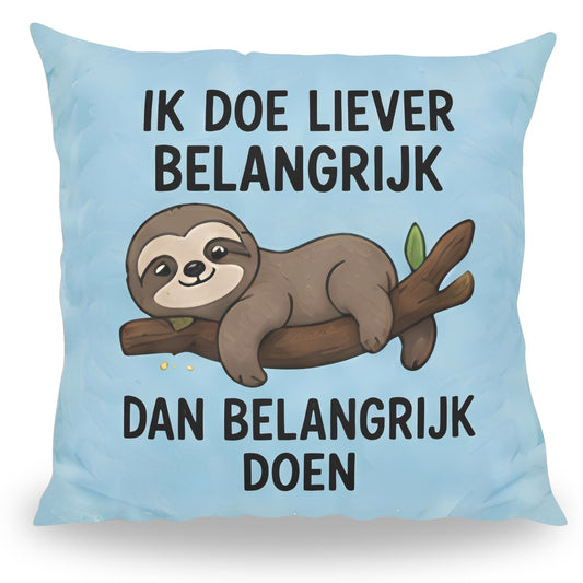 Grappig kussen met tekst Ik Doe Liever Belangrijk Dan Belangrijk Doen luiaard van PillowBuddies
