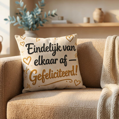 Kussen met tekst Eindelijk van Elkaar Af Gefeliciteerd op een bank van PillowBuddies
