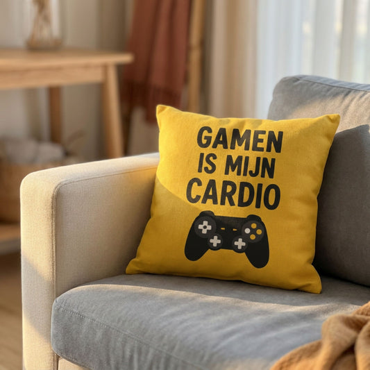 Kussen met tekst Gamen is mijn cardio op een bank van PillowBuddies