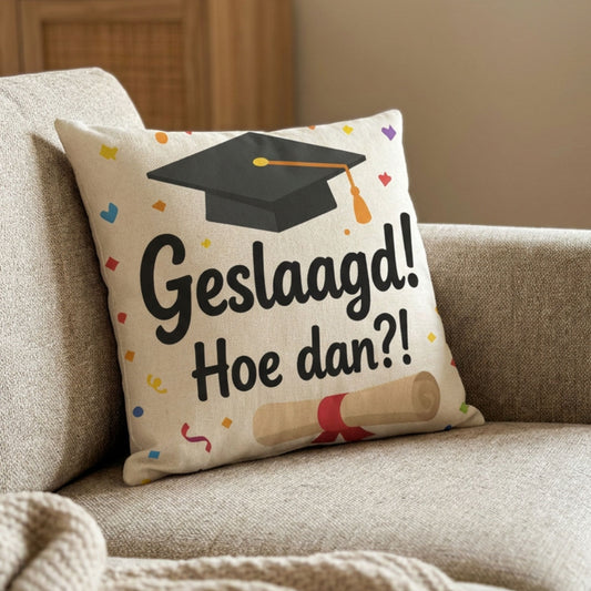 Kussen met tekst Geslaagd, hoe dan op een bank van PillowBuddies