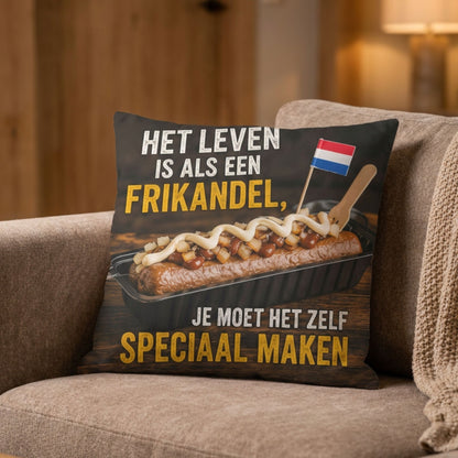 Kussen met tekst Het leven is als een frikandel, je moet het zelf speciaal maken op een bank van PillowBuddies