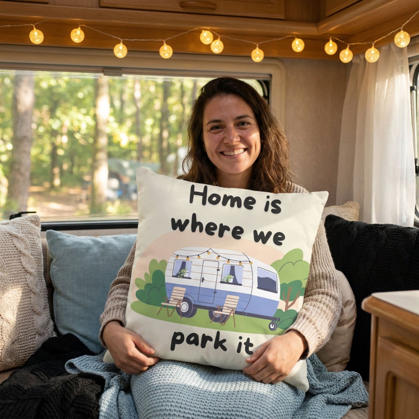 Caravan kussen met tekst Home is Where We Park It in een caravan van PillowBuddies