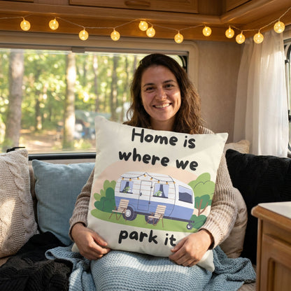 Caravan kussen met tekst Home is Where We Park It in een caravan van PillowBuddies