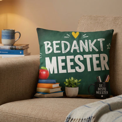 Kussen met tekst Meester Bedankt op een bank van PillowBuddies