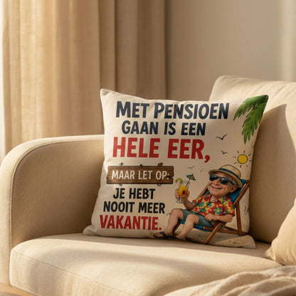 Kussen met tekst Met pensioen gaan is een hele eer op een bank van PillowBuddies