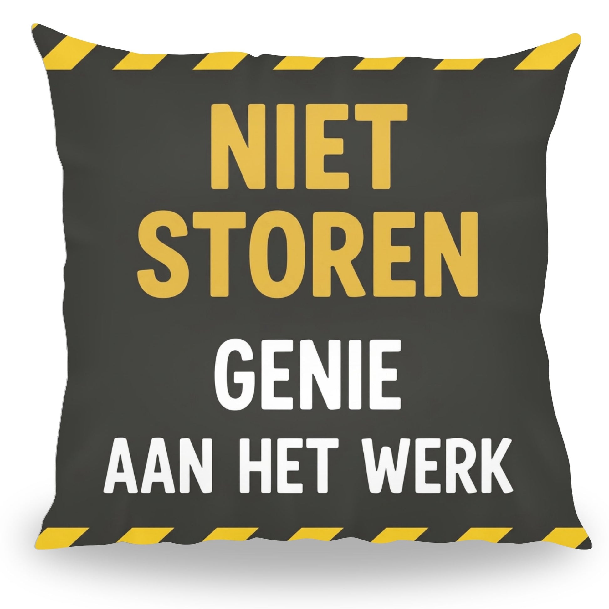 Grappig kussen met tekst Niet Storen Genie aan het Werk van PillowBuddies