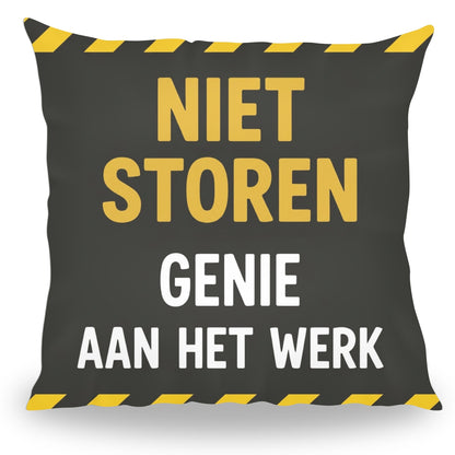 Grappig kussen met tekst Niet Storen Genie aan het Werk van PillowBuddies