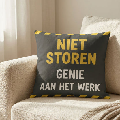 Caravan kussen met tekst Niet storen, Genie aan het werk op een bank van PillowBuddies