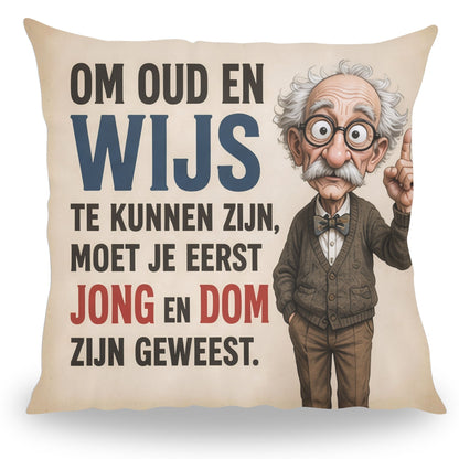 Grappig kussen met tekst Om Oud en Wijs te Zijn Moet je Eerst Jong en Dom zijn Geweest van PillowBuddies