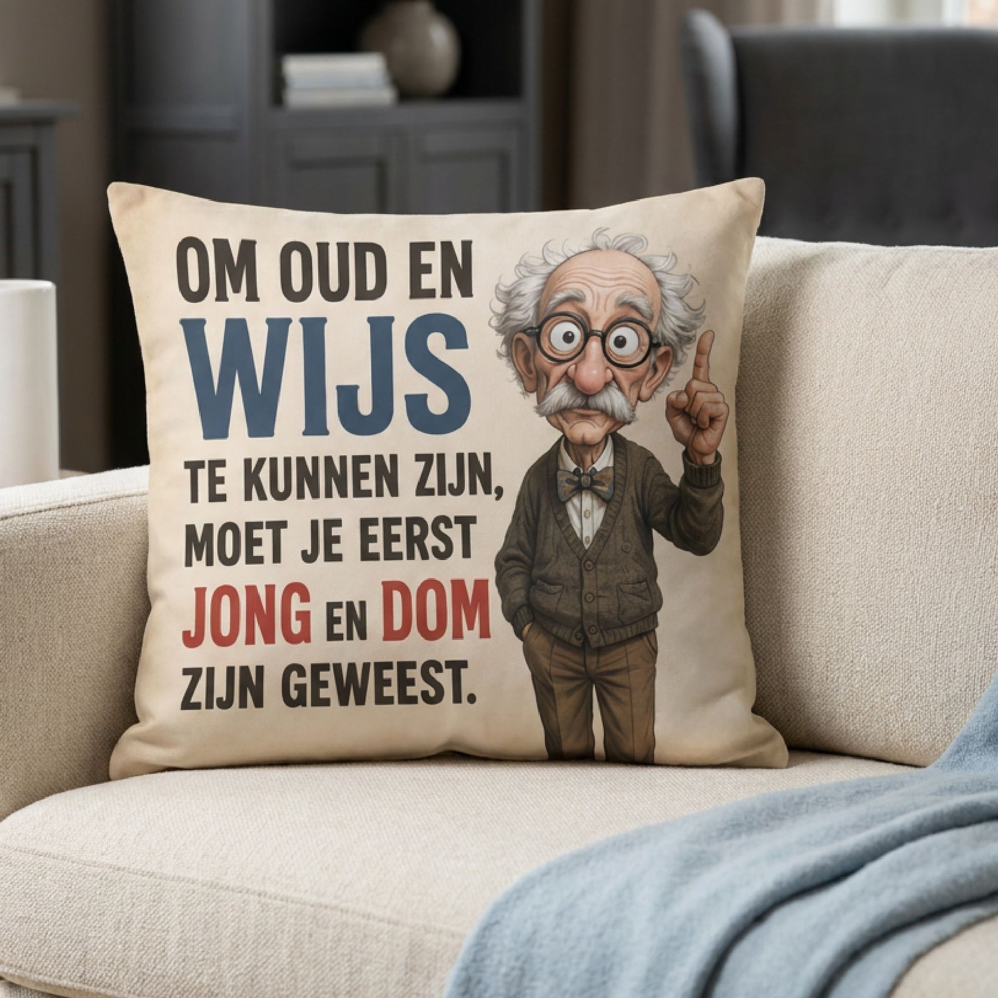 Kussen met tekst Om oud en wijs te kunnen zijn, moet je eerst jong en dom zijn geweest op een bank van PillowBuddies