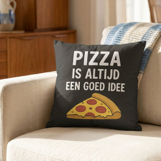 Kussen met tekst Pizza is altijd een goed idee op een bank van PillowBuddies