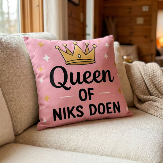 Kussen met tekst Queen of Niks Doen op een bank van PillowBuddies