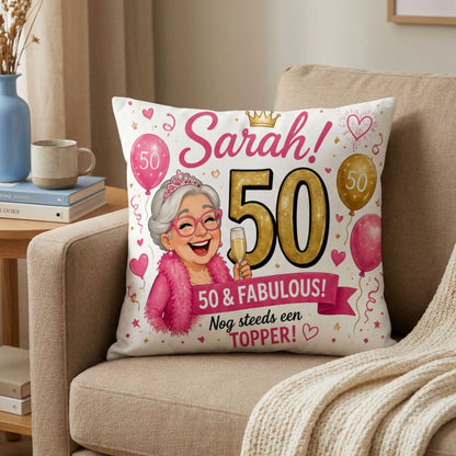 Kussen met tekst Sara 50 jaar op een bank van PillowBuddies