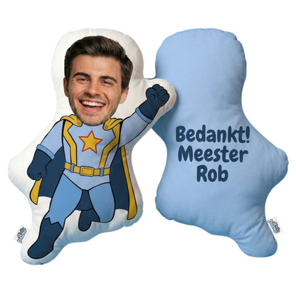 Bedank je meester voor een superjaar met een echt superhelden cartoonkussen. Personaliseer met een tekst op de achterzijde.