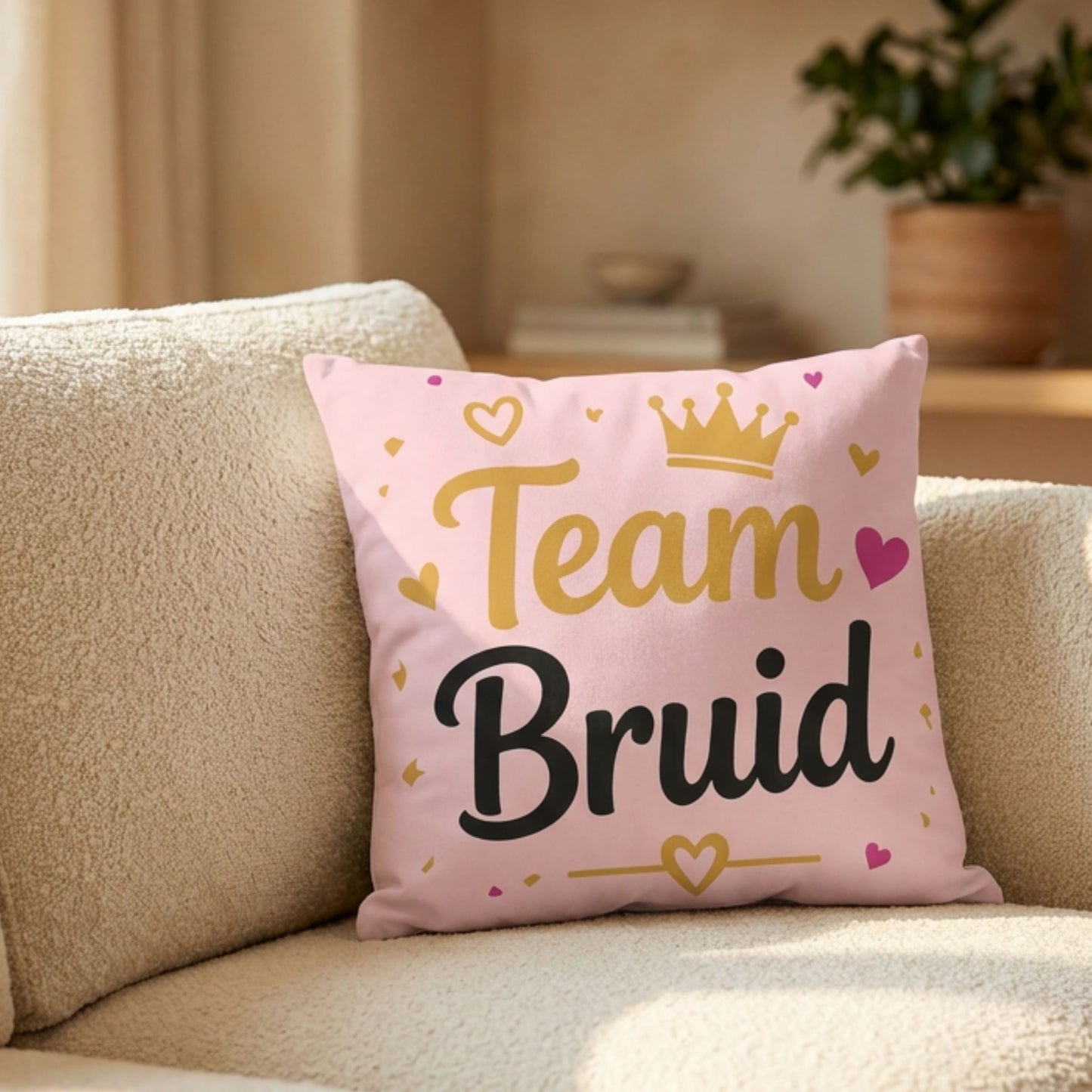 Kussen met tekst Team Bruid op een bank van PillowBuddies
