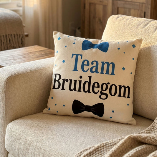 Kussen met tekst Team Bruidegom op een bank van PillowBuddies