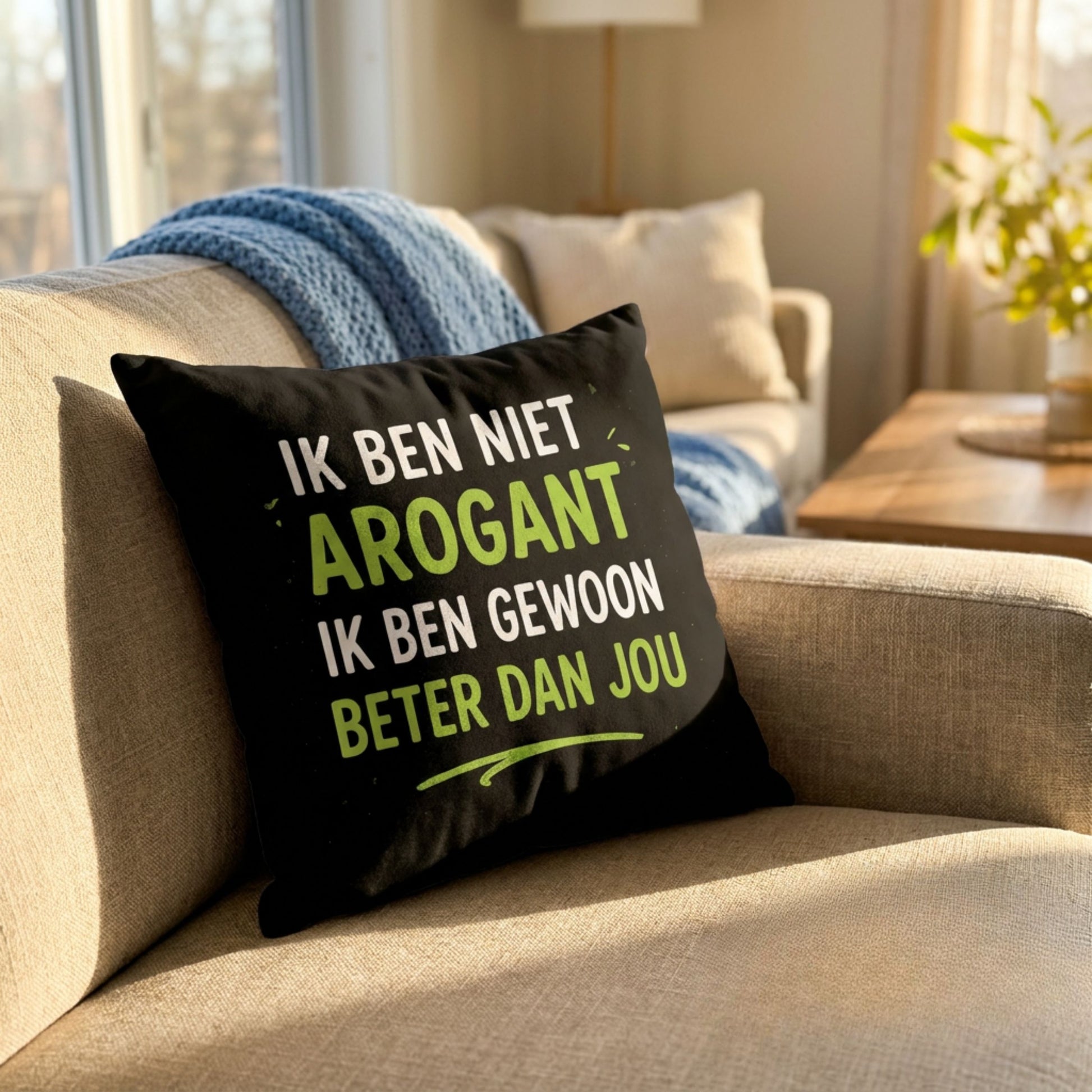 Kussen met tekst Ik Ben Niet Arogant op een bank van PillowBuddies