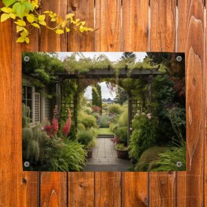 Weerbestendige tuinposter met een pergola vol klimplanten