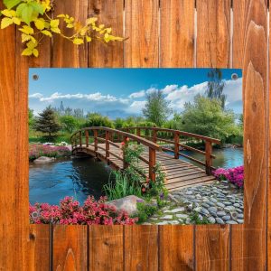 Pillow Buddies tuinposter – schilderachtige houten loopbrug over een rustig meer