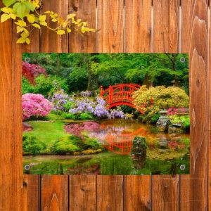 Tuinposter met een rustgevende Zen-tuin en een roodgelakte brug