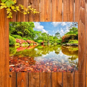 Schuttingdecoratie: tuinposter met een rustgevend meer en een bos in warme herfsttinten