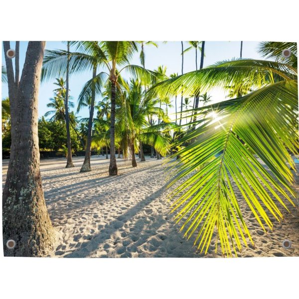 Tuinposter met een afgelegen strand omgeven door palmen