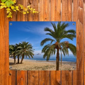 Weerbestendige tuinposter met een exotisch strand en helderblauwe lucht