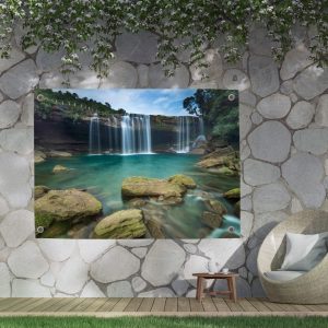 Duurzame tuinposter van Pillow Buddies met een grote bergwaterval