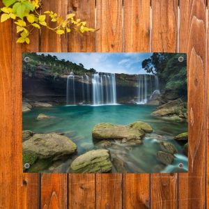 Pillow Buddies tuinposter met een serene waterval en rotsen