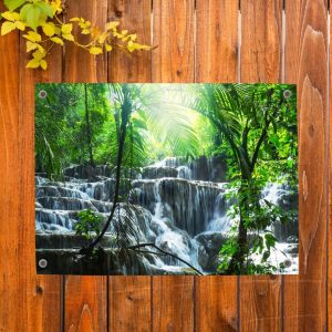 Tuinposter met waterval in een groen bos – sfeervolle wanddecoratie