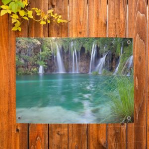 Grote tuinposter met een natuurlijke waterval en stromend bergwater